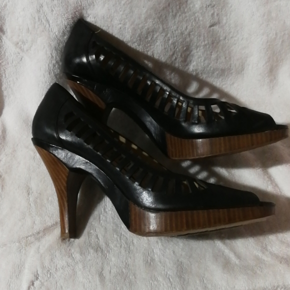 Heels - Picture 4 of 4